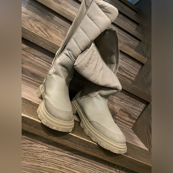 Rain boots! - Picture 2 of 5